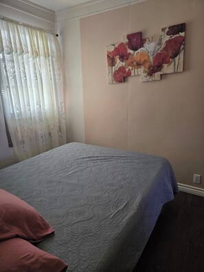 2 slaapkamers, een strijkplank/strijkijzer, internet, beddengoed