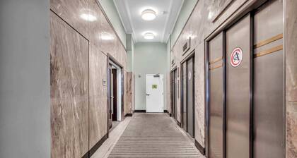 Rock & Roll Flat w/ Heated Pool+Sauna+Gym•Downtown