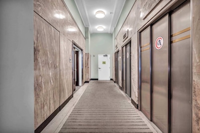 Rock & Roll Flat w/ Heated Pool+Sauna+Gym•Downtown