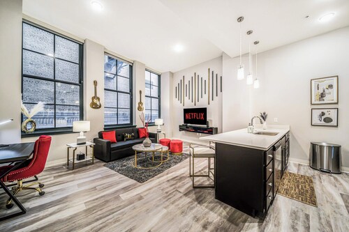 Rock & Roll Flat w/ Indoor Pool+Sauna+Gym•Downtown