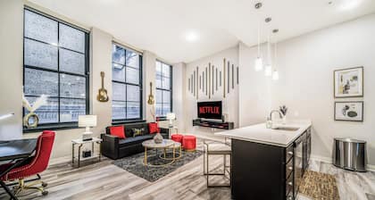Rock & Roll Flat w/ Indoor Pool+Sauna+Gym•Downtown