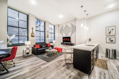 Rock & Roll Flat w/ Indoor Pool+Sauna+Gym•Downtown