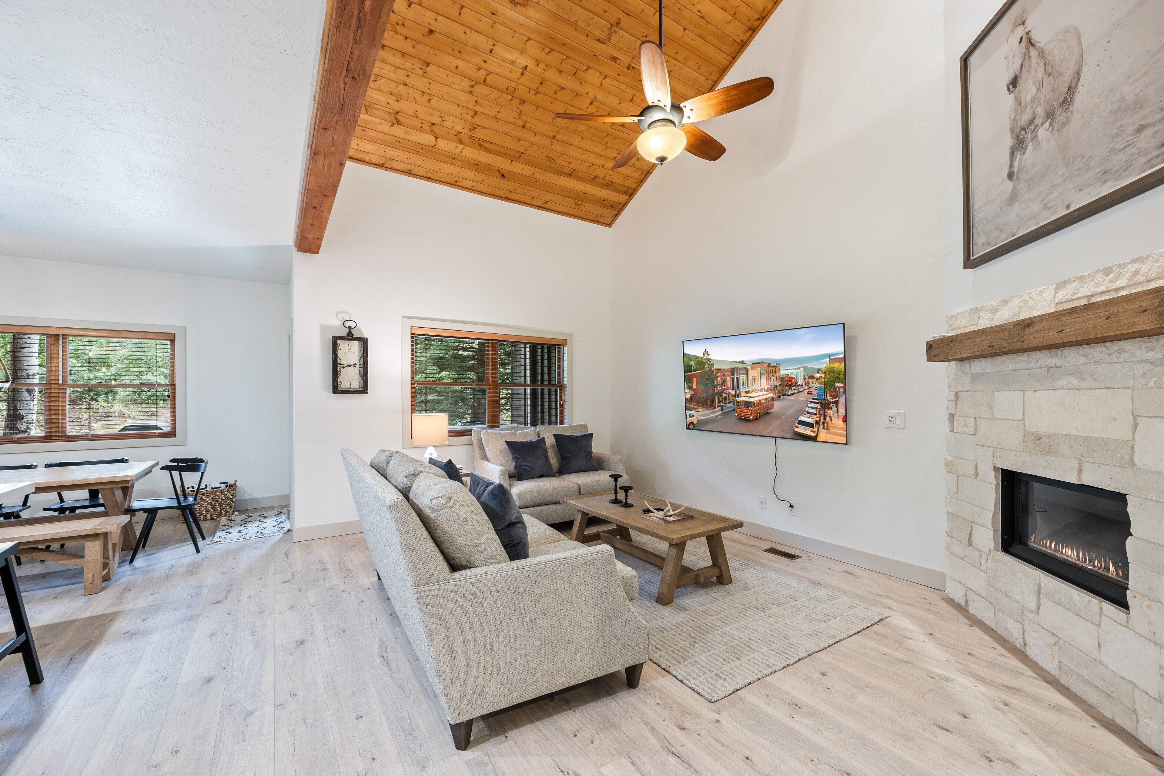 Smart TV y chimenea 