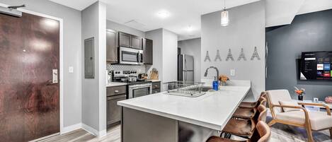 Fridge, stovetop, dishwasher