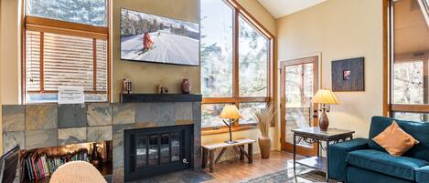 Smart TV, chimenea, libros, estéreo