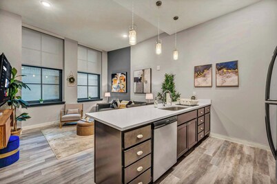 Luxe Flat w/ Heated Pool & Sauna • Gym•Heart of DT