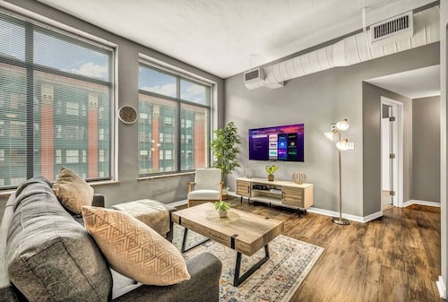 Modern 1B in Heart of Downtown • Pool & Spa • Gym