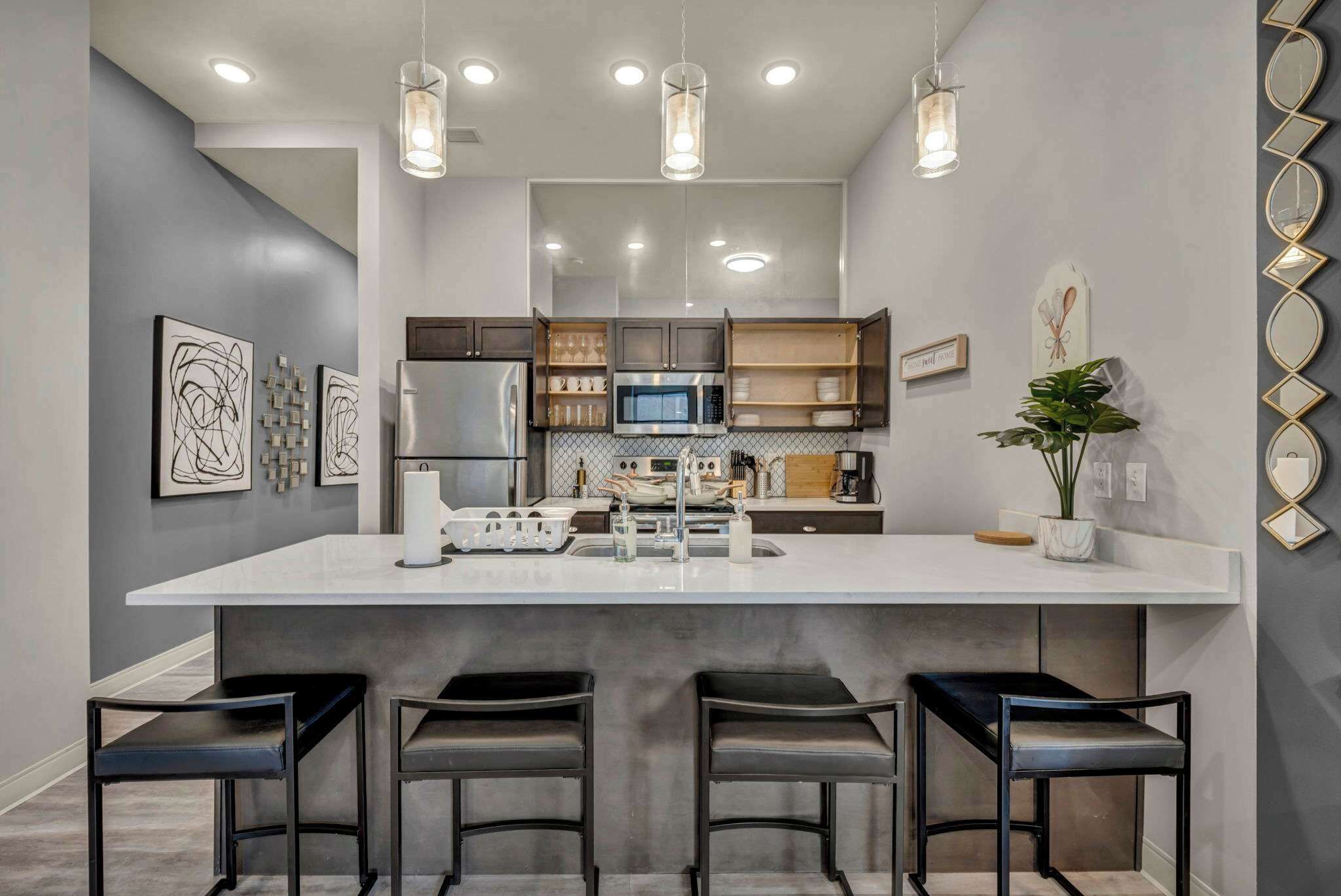 冷蔵庫、電子レンジ、オーブン、コンロ