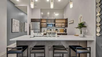 Réfrigérateur, micro-ondes, four, plaque de cuisson