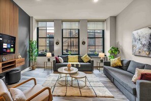 TV, offices - Luxe Flat w/ Heated Pool & Sauna • Gym•Heart of DT (Cleveland)