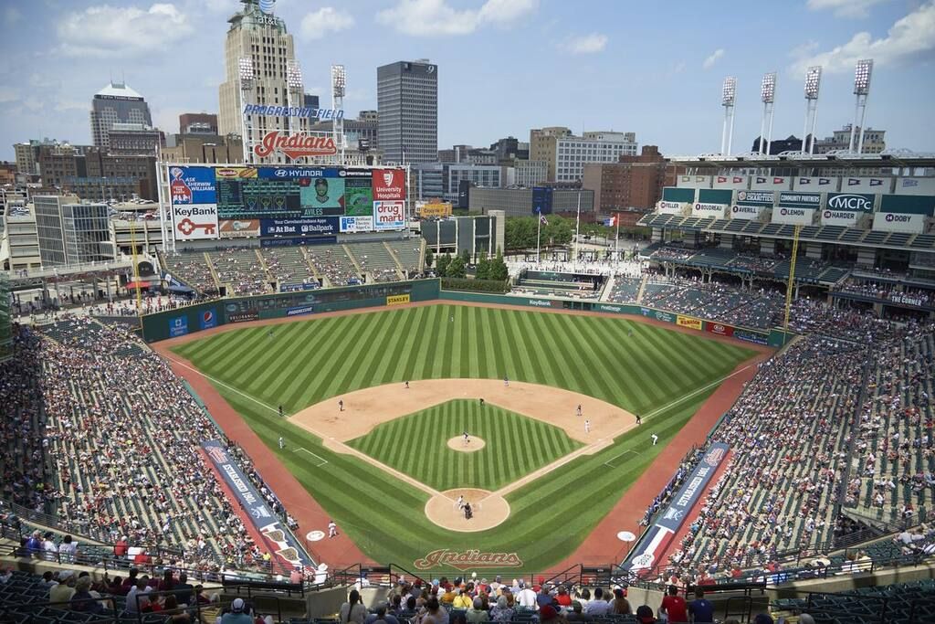 Un estadio de béisbol con una amplia zona de asientos y un campo central.