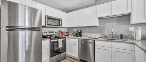 Réfrigérateur, micro-ondes, four, plaque de cuisson