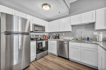 Modern 1B in Heart of Downtown • Pool & Spa • Gym