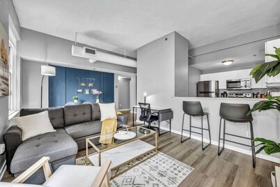 Modern 1B in Heart of Downtown • Pool & Spa • Gym