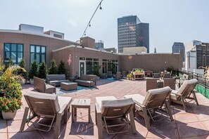 Terrace/patio - Modern 1B in Heart of Downtown • Pool & Spa • Gym (Cleveland)