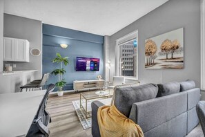 TV, offices - Modern 1B in Heart of Downtown • Pool & Spa • Gym (Cleveland)