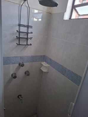 Een haardroger, handdoeken, zeep, toiletpapier