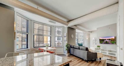 Luxe 2B in Playhouse Square • Pool & Spa • Gym
