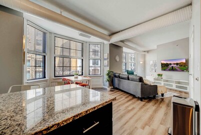 Luxe 2B in Playhouse Square • Pool & Spa • Gym