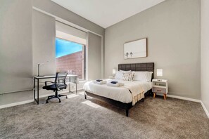 2 bedrooms, desk, iron/ironing board, WiFi - HUGE Loft in Heart of Downtown • Pool/Sauna • Gym (Cleveland)