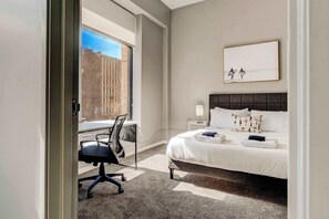 2 bedrooms, desk, iron/ironing board, WiFi - HUGE Loft in Heart of Downtown • Pool/Sauna • Gym (Cleveland)