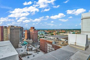 Property grounds - HUGE Loft in Heart of Downtown • Pool/Sauna • Gym (Cleveland)