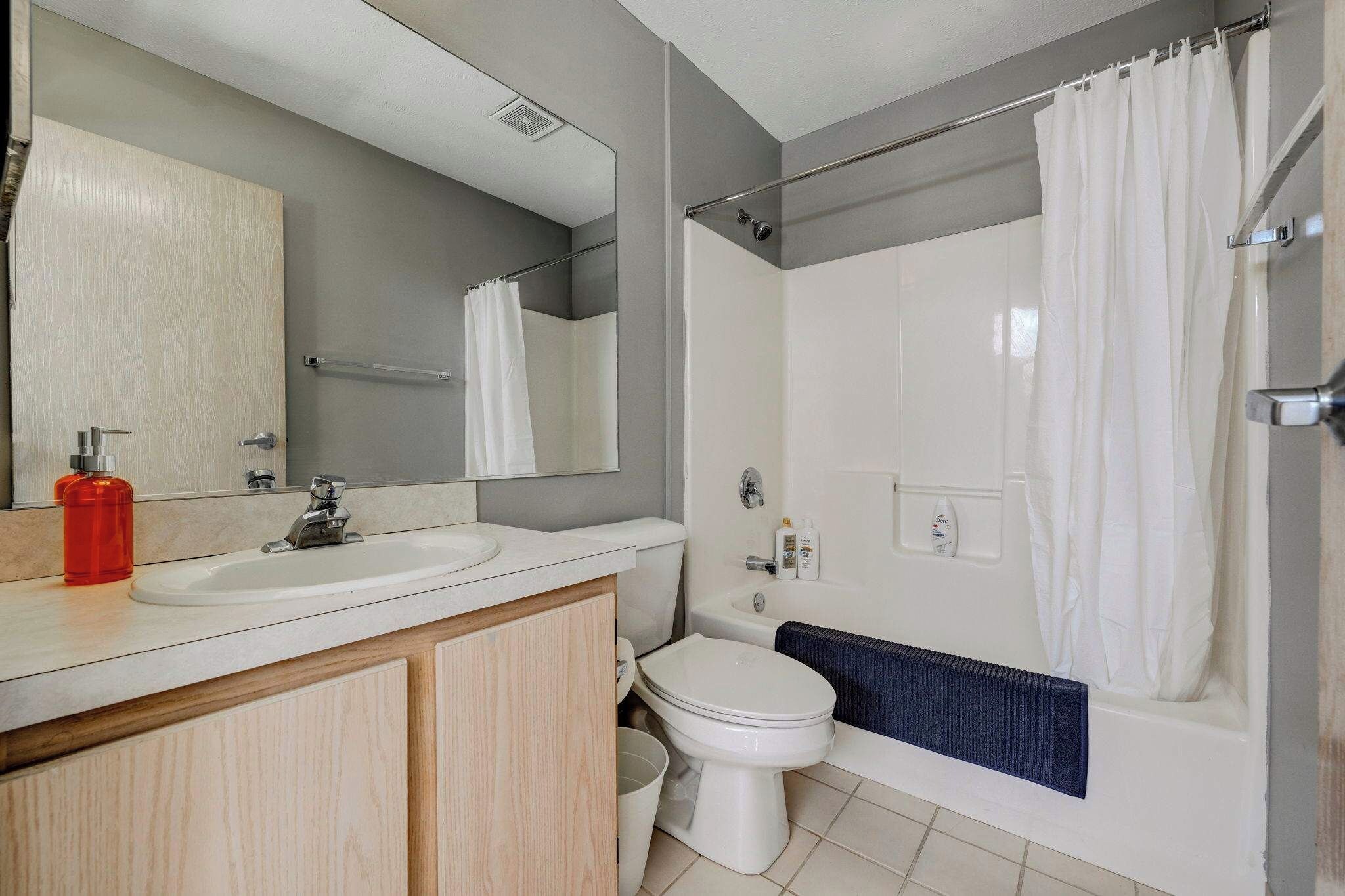 Un baño moderno con lavamanos, inodoro y bañera.