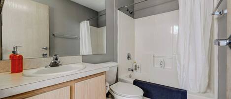 Un baño moderno con lavamanos, inodoro y bañera.