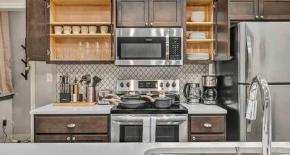 Luxe Flat w/ Heated Pool & Sauna • Gym•Heart of DT