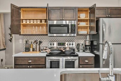 Luxe Flat w/ Heated Pool & Sauna • Gym•Heart of DT