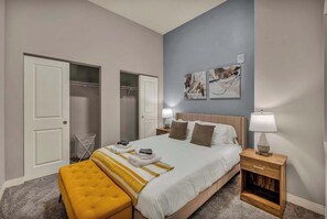 1 bedroom, desk, iron/ironing board, WiFi - Luxe Flat w/ Heated Pool & Sauna • Gym•Heart of DT (Cleveland)