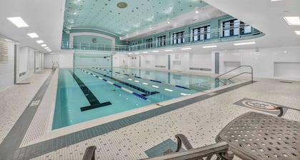 Luxe Flat w/ Heated Pool & Sauna • Gym•Heart of DT