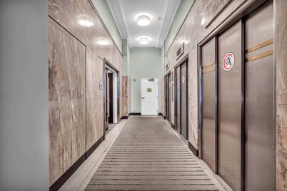 Luxe Flat w/ Heated Pool & Sauna • Gym•Heart of DT