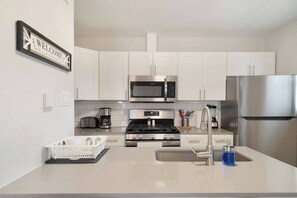 Een koelkast, een microgolfoven, een oven, een kookplaat