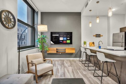 Central Flat w/ Pool & Sauna • Gym•Heart of DT