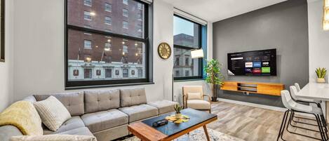 Televisión, chimenea, oficina