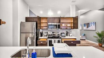 Geladeira, micro-ondas, fogão, cooktop