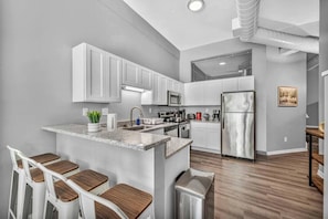 Refrigerador, microondas, horno, placa de cocina