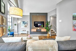 TV, offices - Flatiron Suite @ Downtown|Playhouse SQ|Pool+Gym (Cleveland)