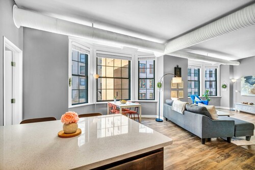 Flatiron Suite @ Downtown|Playhouse SQ|Pool+Gym