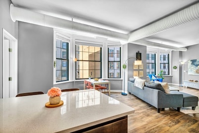 Flatiron Suite @ Downtown|Playhouse SQ|Pool+Gym