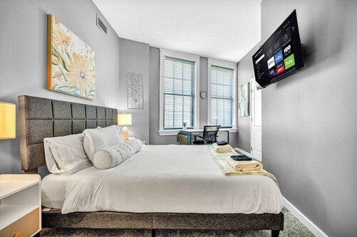 Flatiron Suite @ Downtown|Playhouse SQ|Pool+Gym