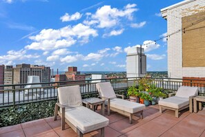 Property grounds - Flatiron Suite @ Downtown|Playhouse SQ|Pool+Gym (Cleveland)