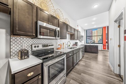 Luxe Flat w/ Heated Pool & Sauna • Gym•Heart of DT