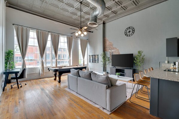 TV, offices - Modern Loft w/ Pool Table| Parking| Sleeps 8| DT (Birmingham)