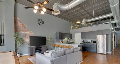Modern Loft w/ Pool Table| Parking| Sleeps 8| DT