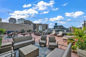 Outdoor dining - Central Flat w/ Pool & Sauna • Gym • Heart of DT (Cleveland)