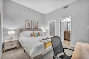 2 bedrooms, iron/ironing board, WiFi, bed sheets - Central Flat w/ Pool & Sauna • Gym • Heart of DT (Cleveland)