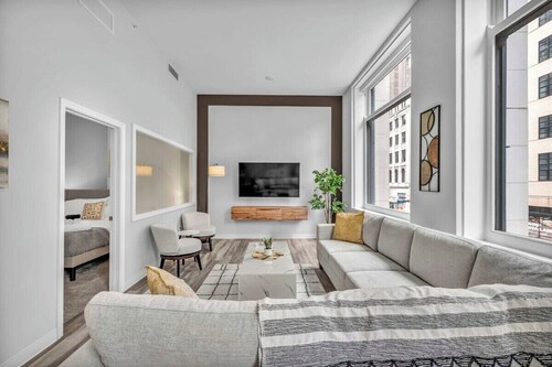 Luxe Flat with Heated Pool, Sauna, Rooftop Deck, Gym