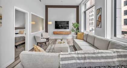 Luxe Flat with Heated Pool, Sauna, Rooftop Deck, Gym